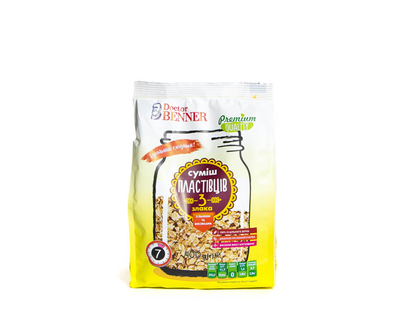 Mix of flakes of 3 types of cereals with flax and bran