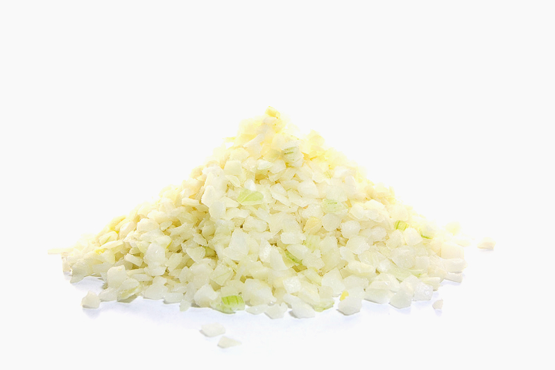 بصل مقطع إلى مكعبات