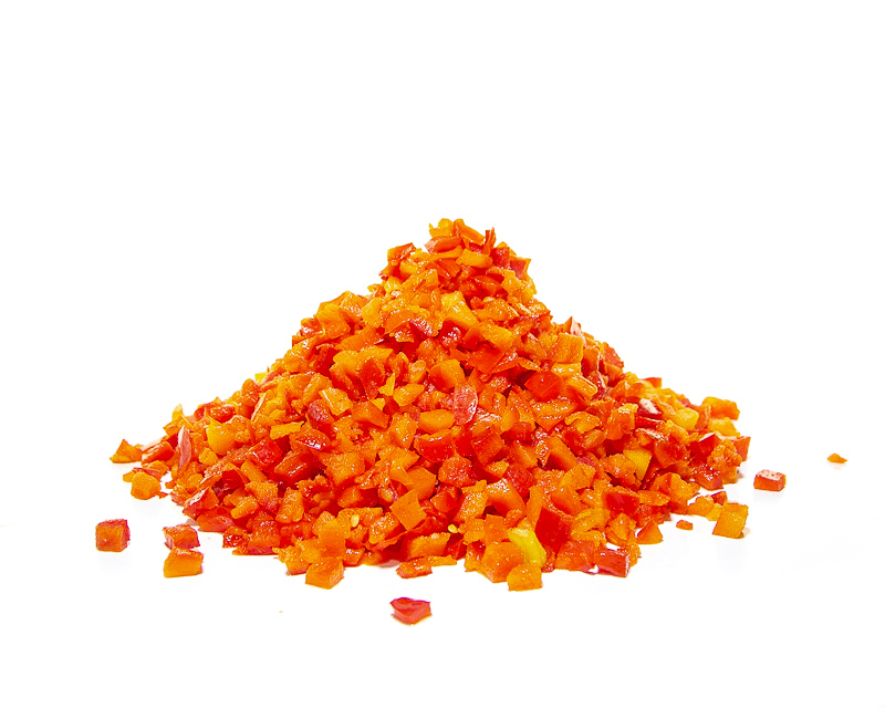 فلفل أحمر حلو مقطع إلى مكعبات