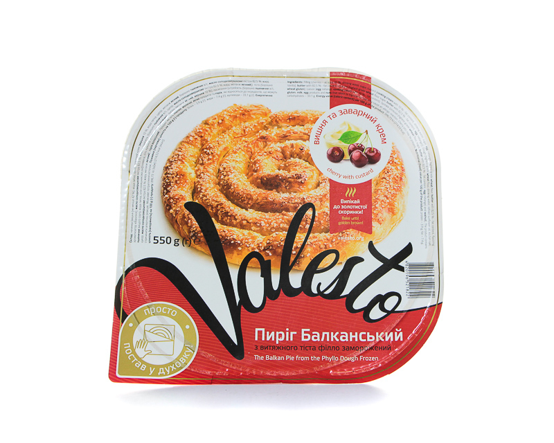 Balkan-Torte mit Kirsche und Custard