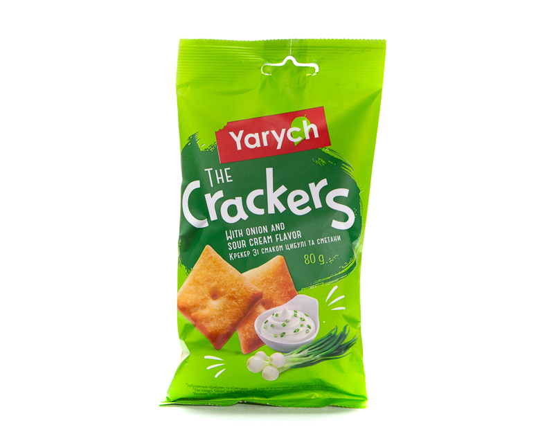 Cracker with onion and sour cream flavour 